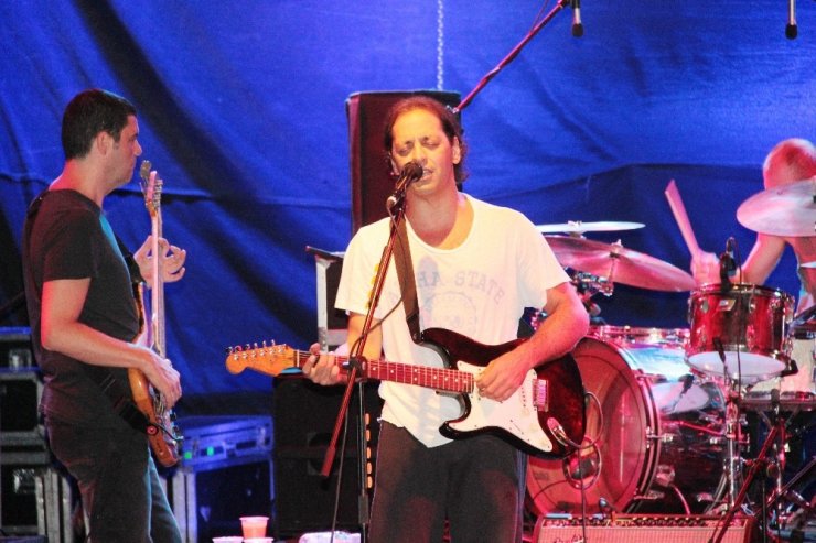 Kaan söyledi, sevgilisi Kıvılcım eşlik etti