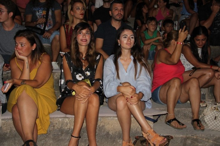 Kaan söyledi, sevgilisi Kıvılcım eşlik etti