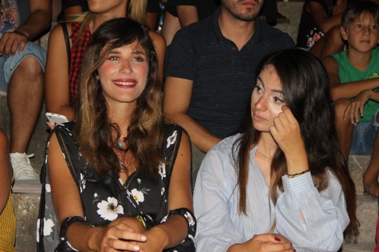 Kaan söyledi, sevgilisi Kıvılcım eşlik etti