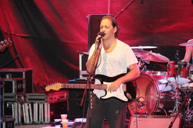 Kaan söyledi, sevgilisi Kıvılcım eşlik etti