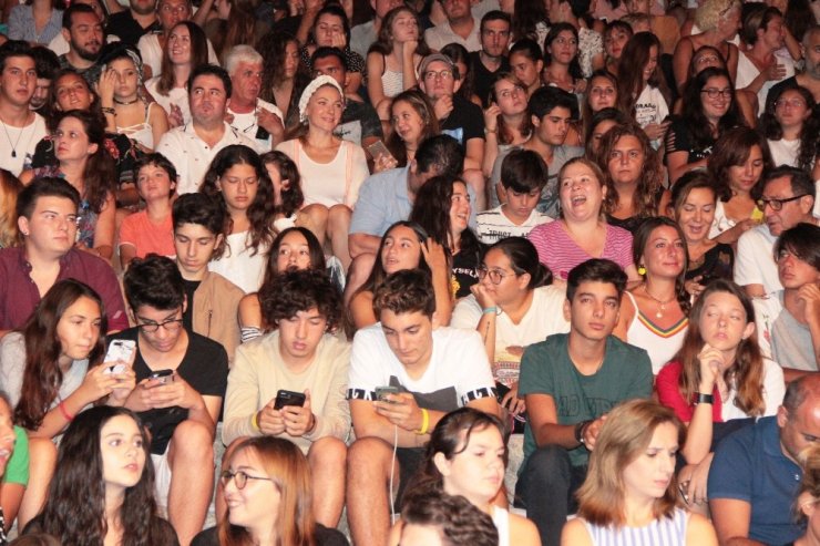 Kaan söyledi, sevgilisi Kıvılcım eşlik etti