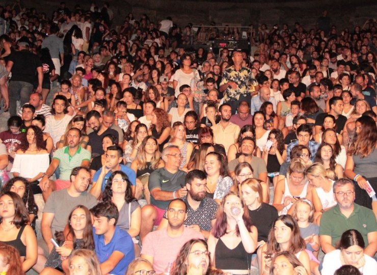 Kaan söyledi, sevgilisi Kıvılcım eşlik etti