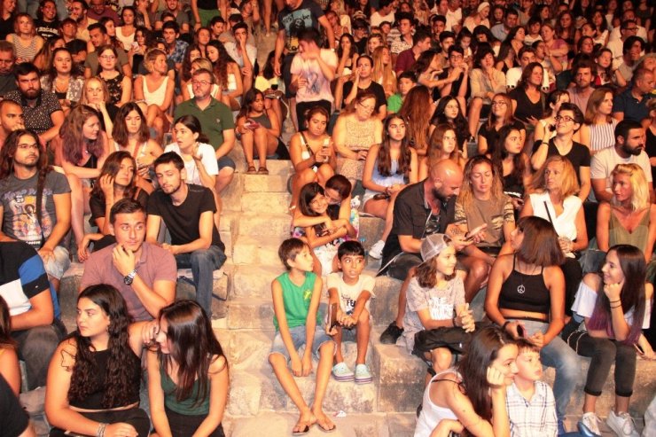 Kaan söyledi, sevgilisi Kıvılcım eşlik etti