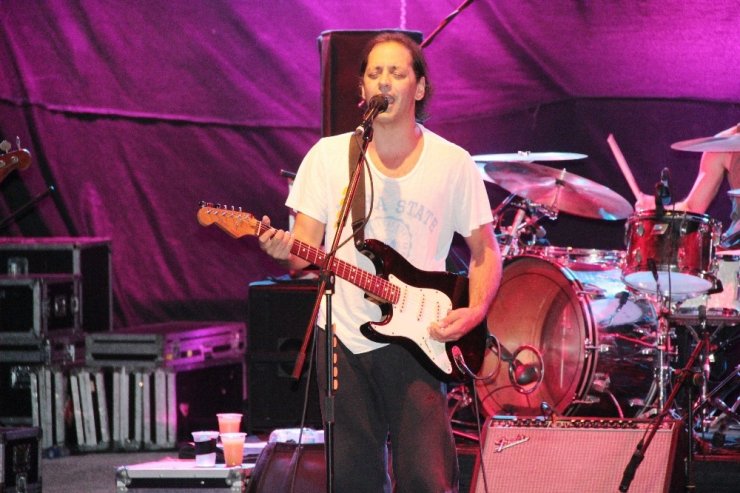 Kaan söyledi, sevgilisi Kıvılcım eşlik etti