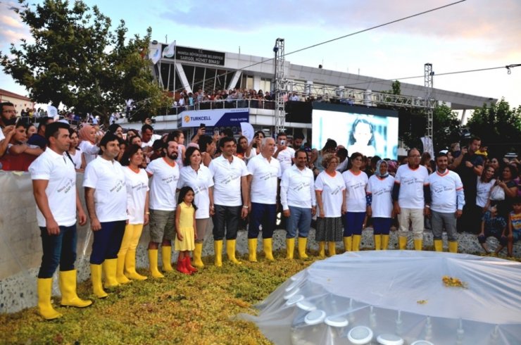 Serdar Ortaç ve Doğukan Manço üzüm suyu çıkardı