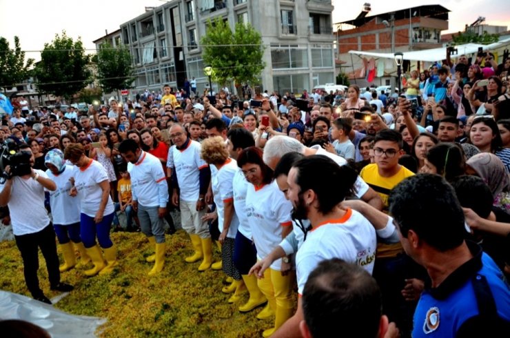 Serdar Ortaç ve Doğukan Manço üzüm suyu çıkardı