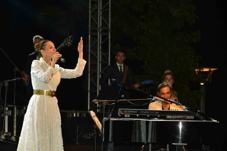 Züleyha Ortak-Enbe Orkestrası Kocaelilileri büyüledi