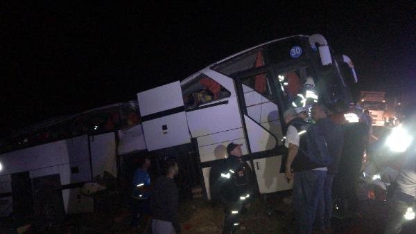 Mültecileri taşıyan otobüs devrildi