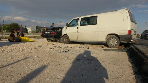 Otomobil ile minibüs çarpıştı: 2 ölü, 3 yaralı