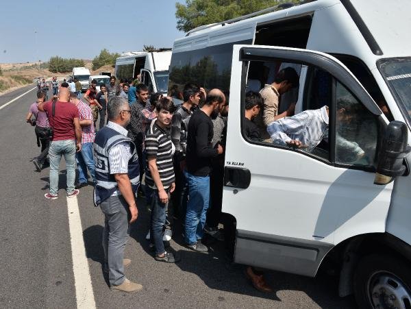 Adana'da 2 minibüste 49 kaçak göçmen yakalandı