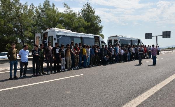 Adana'da 2 minibüste 49 kaçak göçmen yakalandı