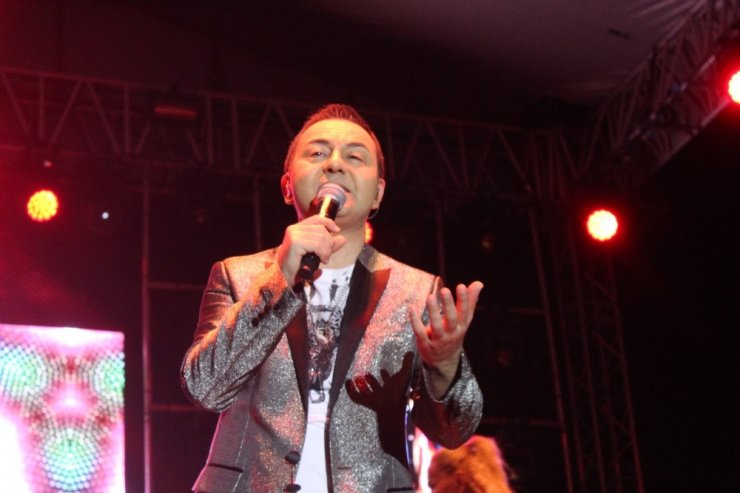 Serdar Ortaç Kocaeli’de hayranlarını coşturdu