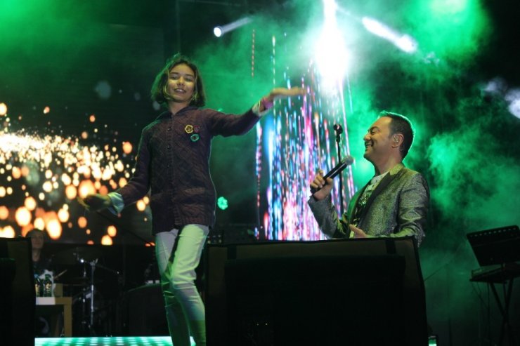 Serdar Ortaç Kocaeli’de hayranlarını coşturdu