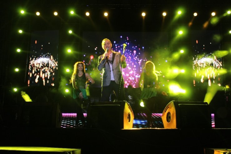 Serdar Ortaç Kocaeli’de hayranlarını coşturdu