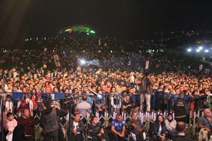 Serdar Ortaç Kocaeli’de hayranlarını coşturdu