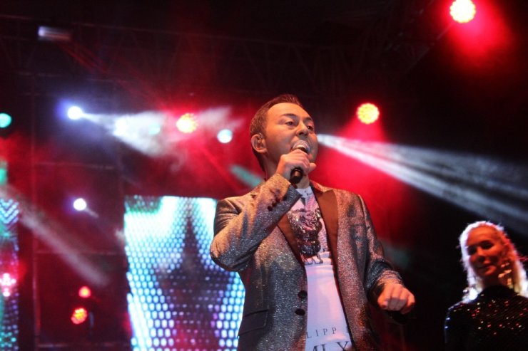 Serdar Ortaç Kocaeli’de hayranlarını coşturdu