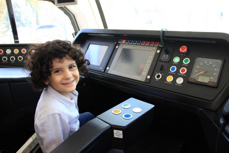 Tramvay aşığı küçük Ali Osman’a sürpriz doğum günü hediyesi