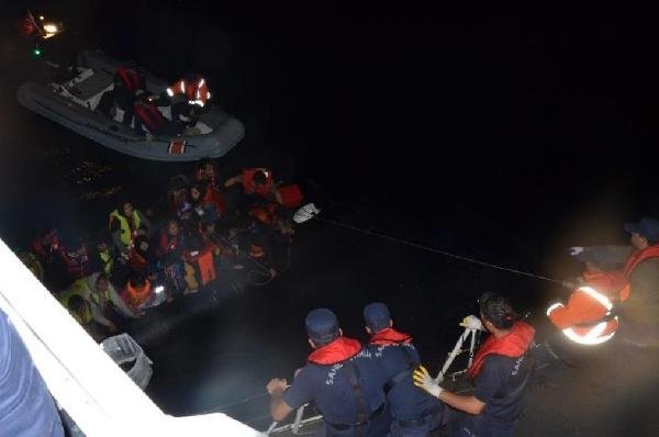 Çanakkale'de lastik botta 44 kaçak yakalandı