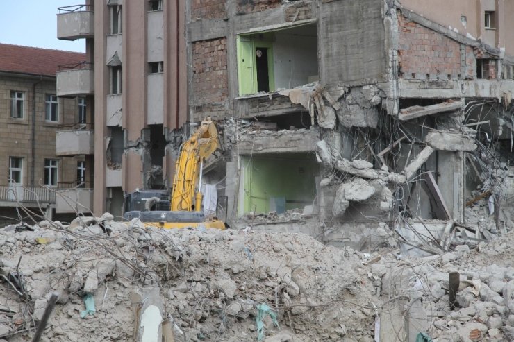 Eski devlet hastanesi binası saniyeler içinde tamamen yıkıldı