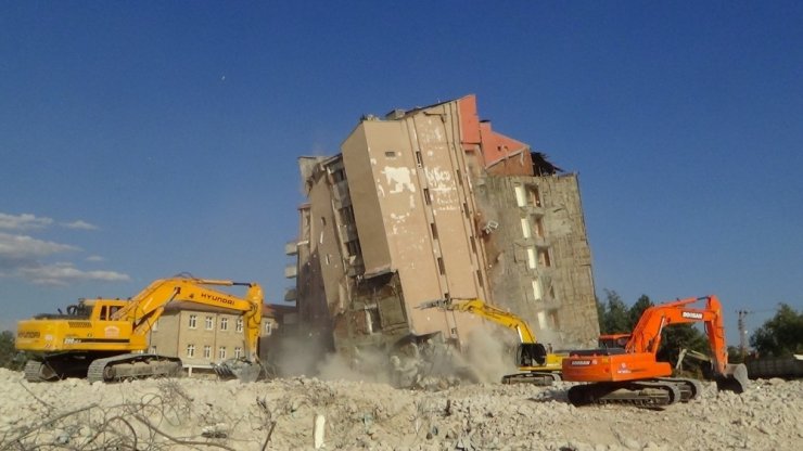 Eski devlet hastanesi binası saniyeler içinde tamamen yıkıldı