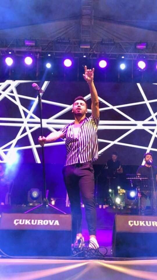 Emre Kaya’dan konserlerinde ustalara saygı