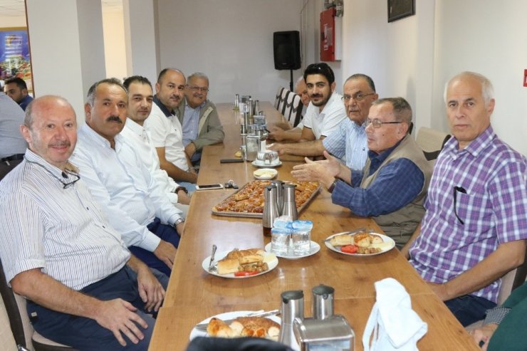 AK Parti Akhisar teşkilatı huzurevi sakinleriyle buluştu