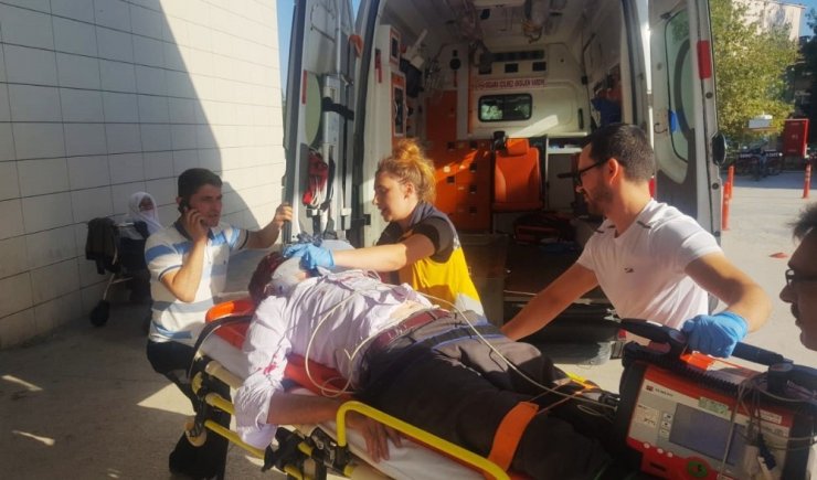 Yaşlı adam kendisine çarpan ambulansla hastaneye kaldırıldı