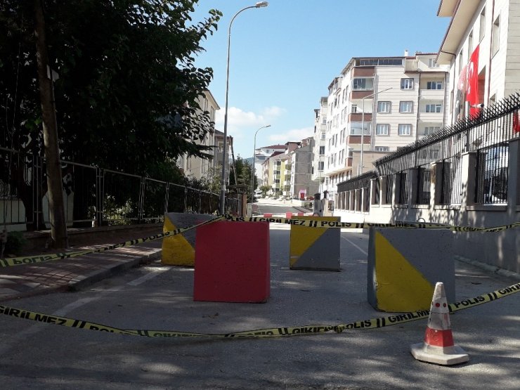 Mahalle sakinleri beton bariyerlerin kaldırılmasını istiyor