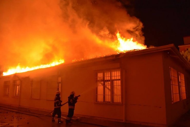 Tekirdağ’da anaokulu binası alev alev yandı