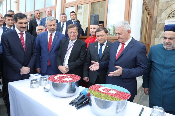 TBMM Başkanı Binali Yıldırım Azerbaycan’da aşure dağıttı