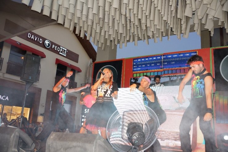 Yonca Evcimik, Forum Aydın’da konser verdi