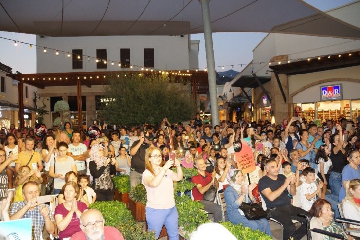 Yonca Evcimik, Forum Aydın’da konser verdi