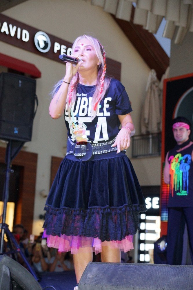 Yonca Evcimik, Forum Aydın’da konser verdi