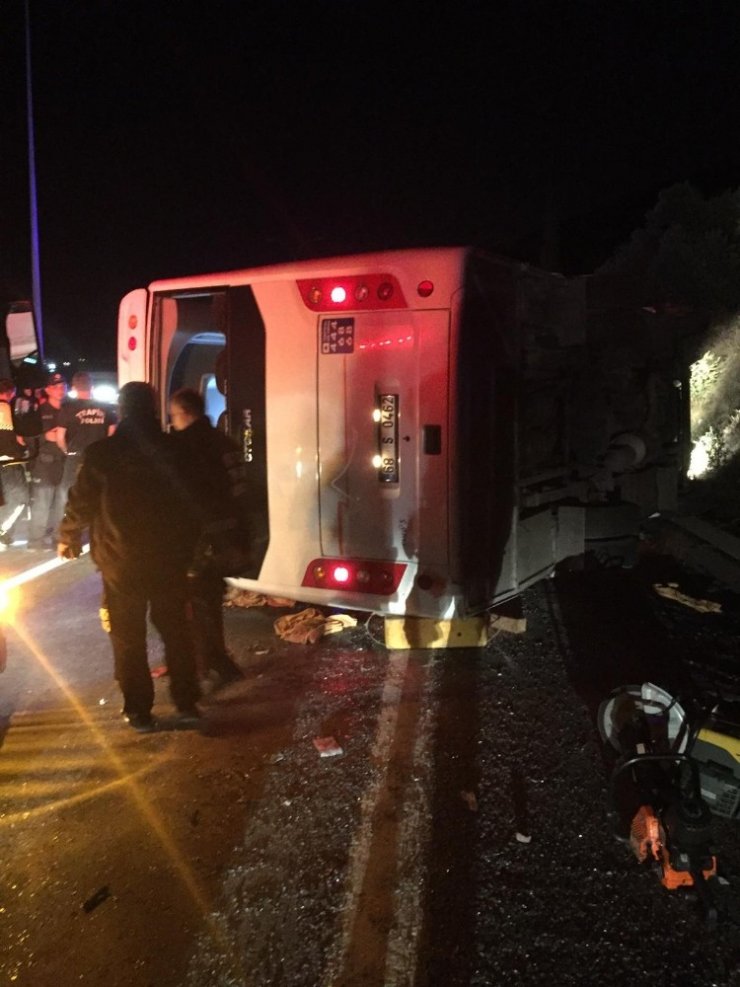 Kocaeli TEM’de servis midibüsü devrildi: 2 ölü 17 yaralı