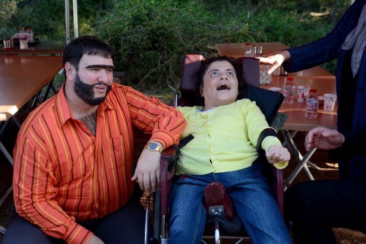 Şahan Gökbakar filim setinde engelli hayranlarıyla buluştu