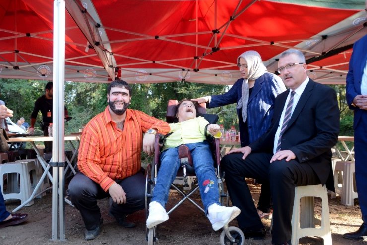 Şahan Gökbakar filim setinde engelli hayranlarıyla buluştu