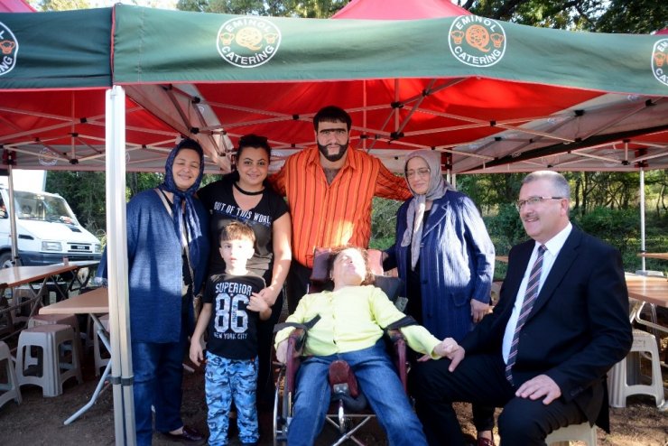 Şahan Gökbakar filim setinde engelli hayranlarıyla buluştu