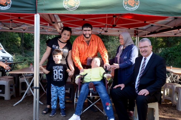 Şahan Gökbakar filim setinde engelli hayranlarıyla buluştu