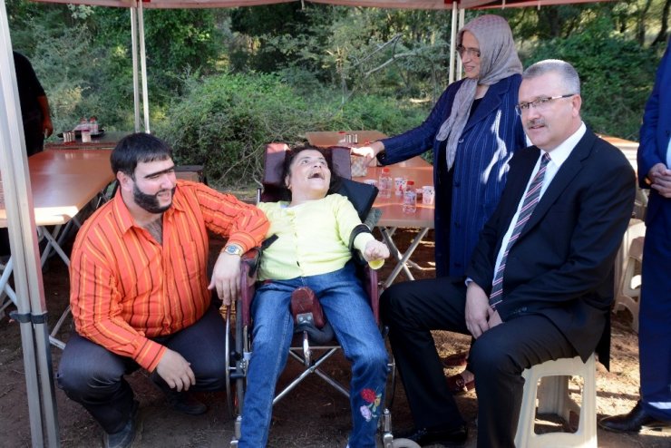 Şahan Gökbakar filim setinde engelli hayranlarıyla buluştu