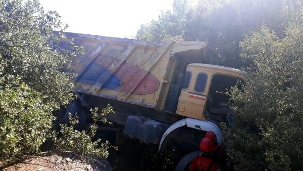 Şarampole uçan kamyonun şoförü öldü