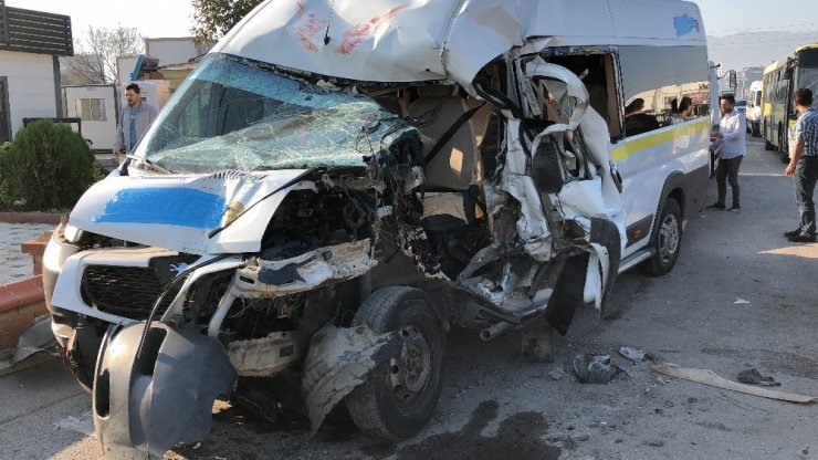 Kırmızı ışıkta duramayan servis minibüsü 2 araca çarptı:7 yaralı