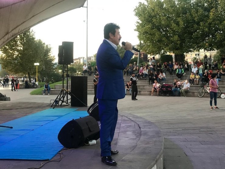 Ahmet Selçuk ilkan Kdz Ereğli’de hayranlarıyla buluştu