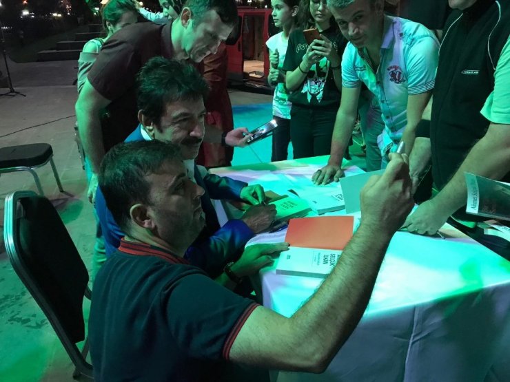 Ahmet Selçuk ilkan Kdz Ereğli’de hayranlarıyla buluştu