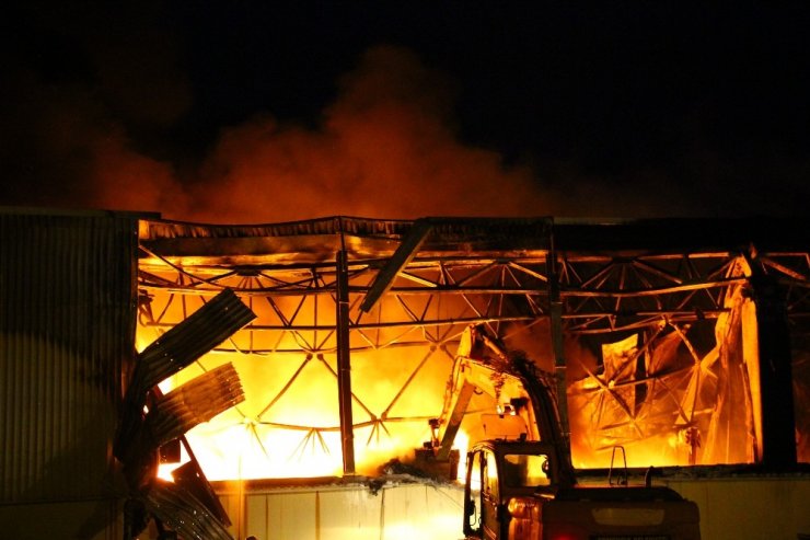 Aydın’daki fabrika yangını uzun uğraşlar sonucu kontrol altına alındı