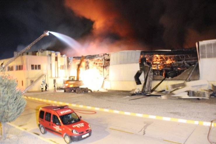Aydın’daki fabrika yangını uzun uğraşlar sonucu kontrol altına alındı