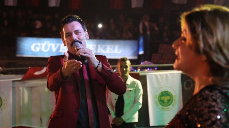 Ramazan Çelik, Ormanlı Fındık Festivali’nde hayranlarını coşturdu