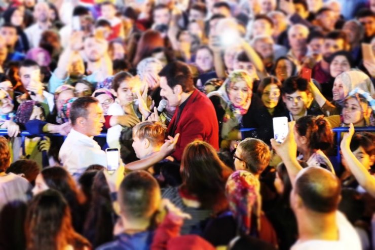 Ramazan Çelik, Ormanlı Fındık Festivali’nde hayranlarını coşturdu