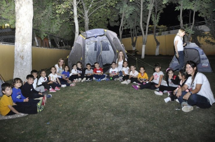 Minik öğrenciler geceyi çadırda geçirdiler