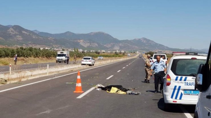 Otomobiller motosiklete çarptı: 1 ölü, 1 yaralı
