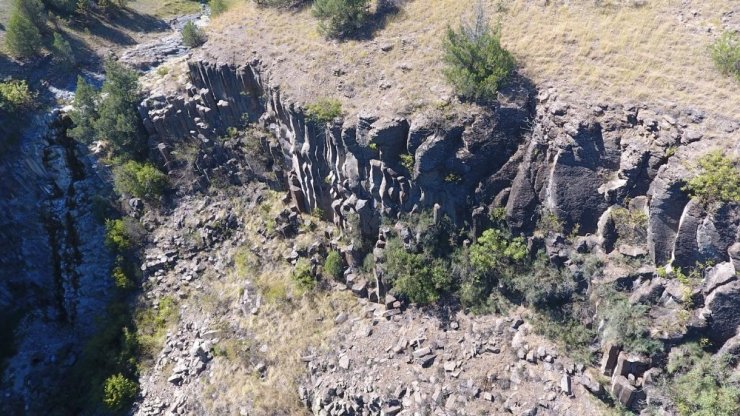 5 milyon yıllık altıgen prizmalar şeklindeki kayalık görenleri şaşırtıyor